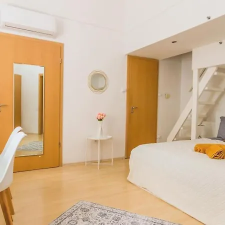 Trendy 2 Room Flat Near Corvin Mall Garage Ac Dishwasher *