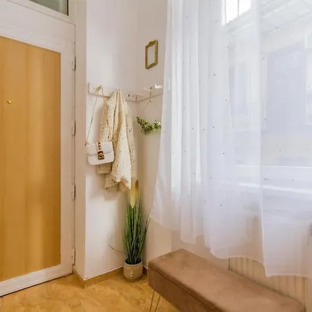 Trendy 2 Room Flat Near Corvin Mall Garage Ac Dishwasher Apartment
