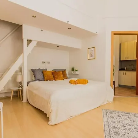 Trendy 2 Room Flat Near Corvin Mall Garage Ac Dishwasher