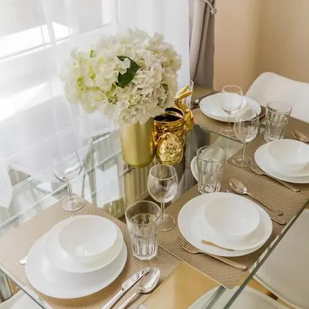 Trendy 2 Room Flat Near Corvin Mall Garage Ac Dishwasher