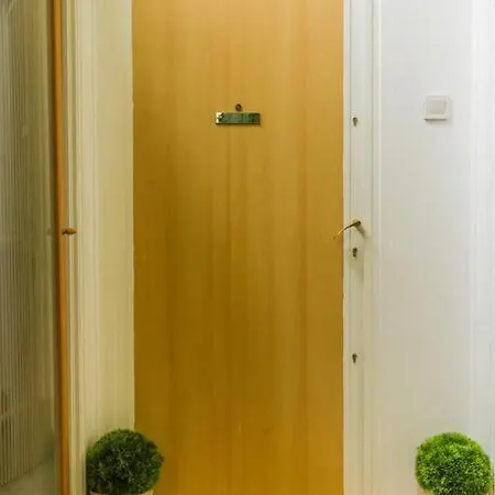 Trendy 2 Room Flat Near Corvin Mall Garage Ac Dishwasher Budapeste
