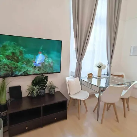 Trendy 2 Room Flat Near Corvin Mall Garage Ac Dishwasher *